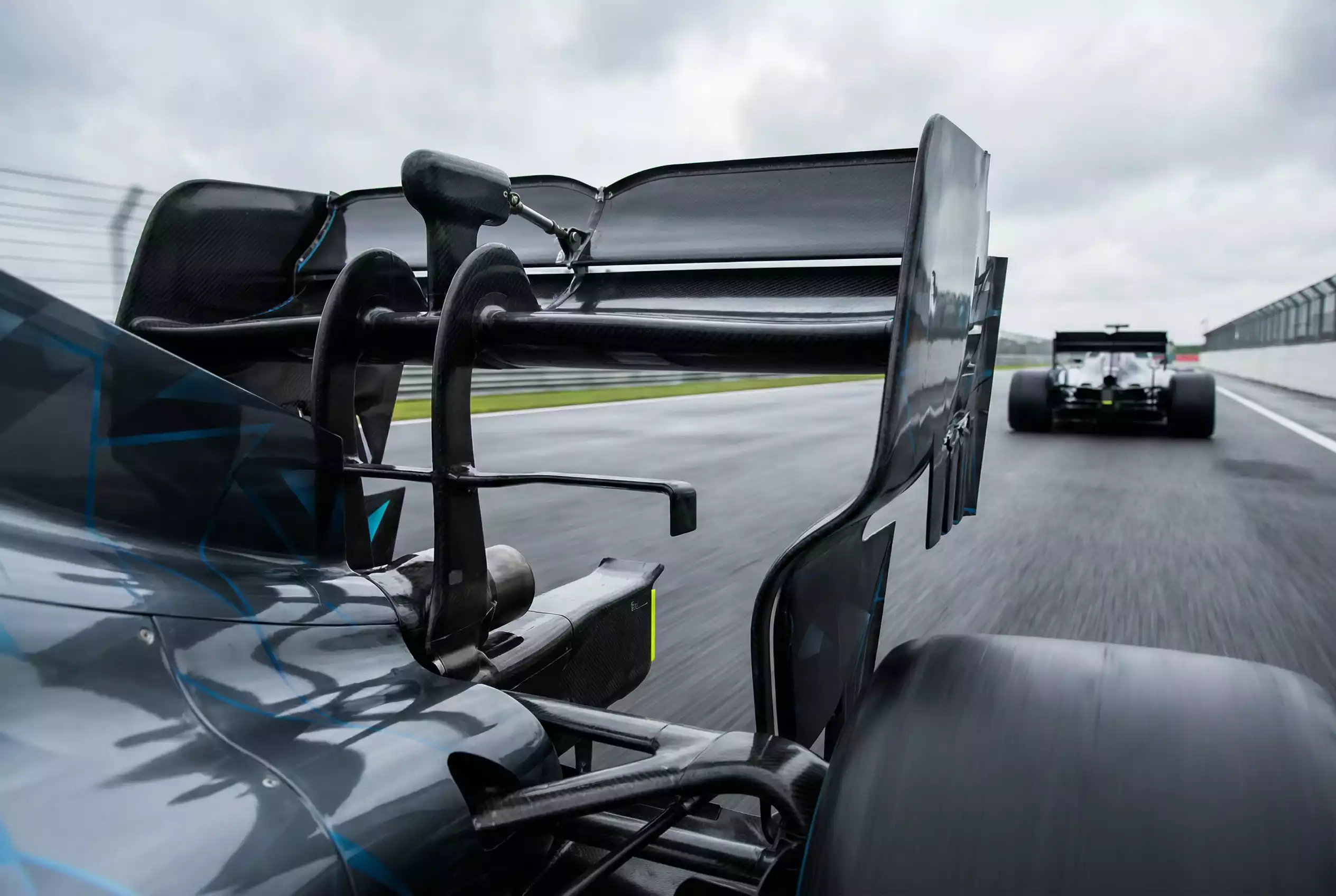 Technische Darstellung der aktiven Aerodynamik am Formel-1-Rennwagen fuer das Reglement 2026
