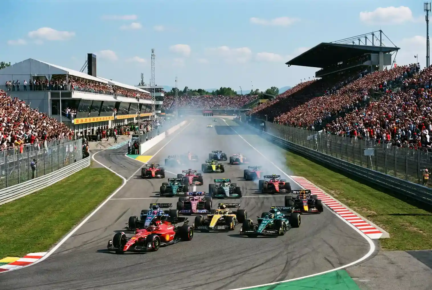 Formel-1-Boliden bei einem Grand Prix auf der Rennstrecke mit Zuschauern an der Strecke